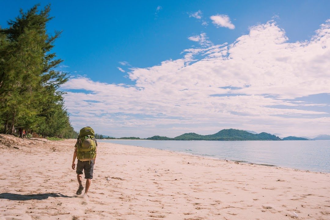 tourguide cùng khách trekking dọc theo bờ cát trắng