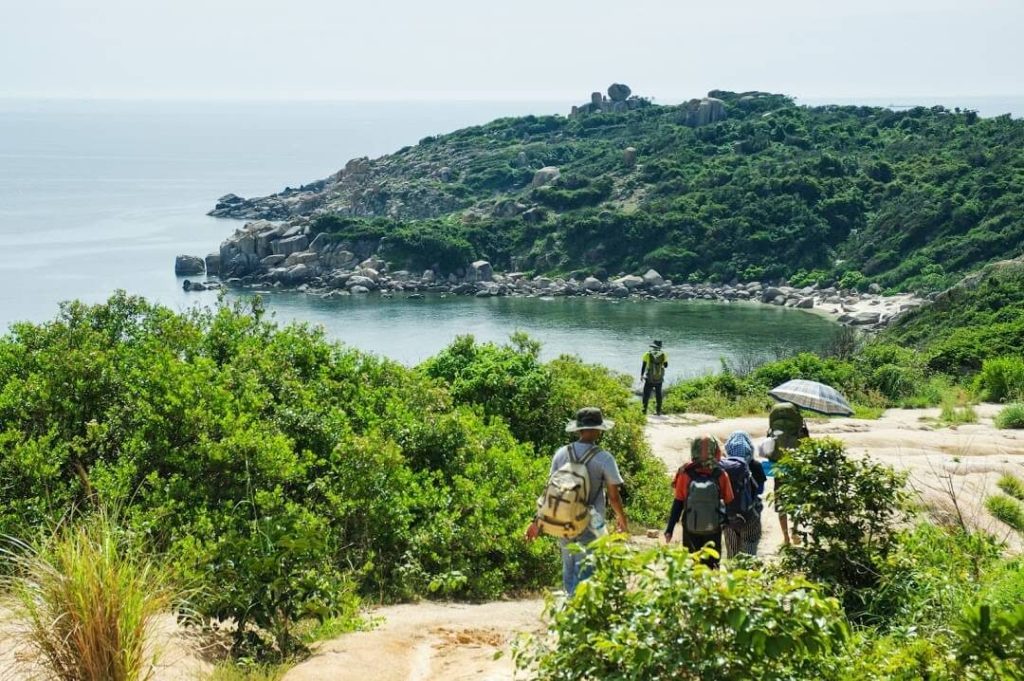 trekking dọc theo bãi biển