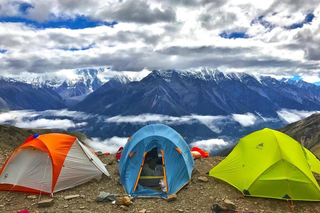ngủ lều trên đỉnh núi