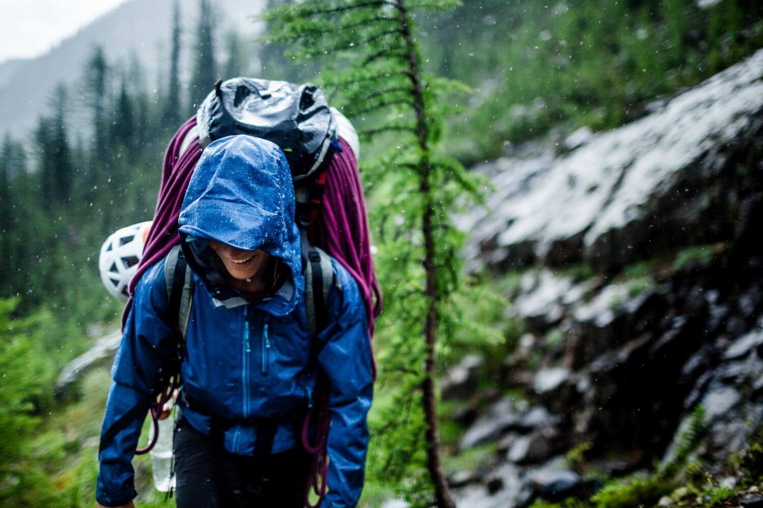 đi trekking cần chuẩn bị gì? - một balo cỡ lớn có trợ lực