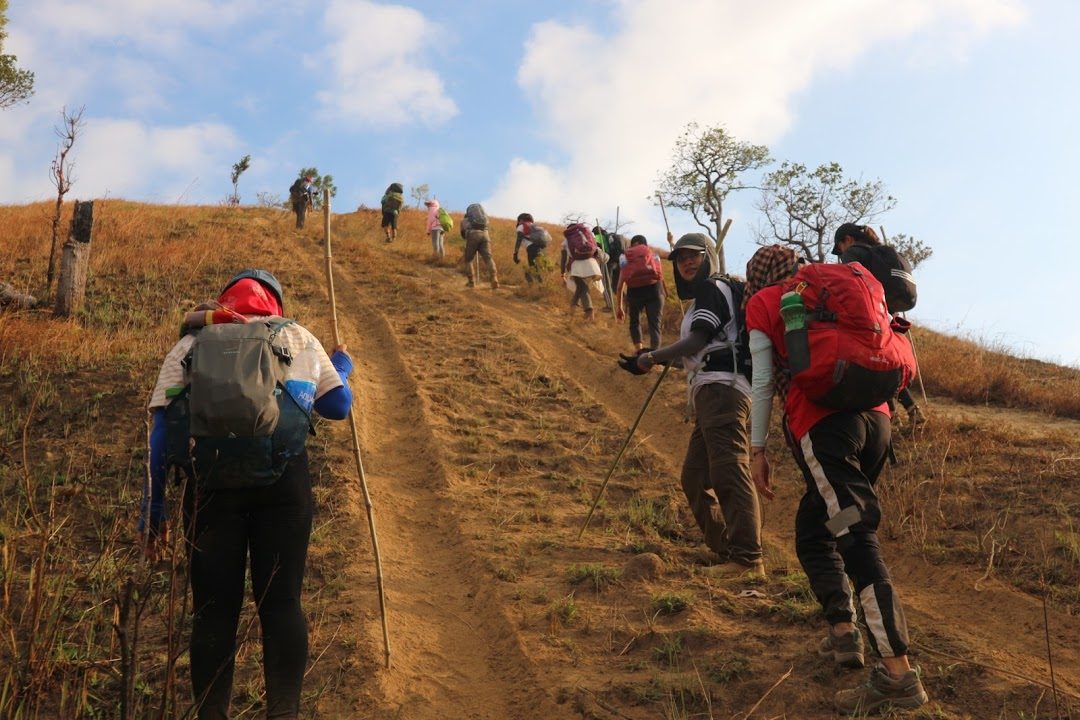 đoàn trekking leo lên những con dốc cao 60-70 độ ở Tà Năng Phan Dũng