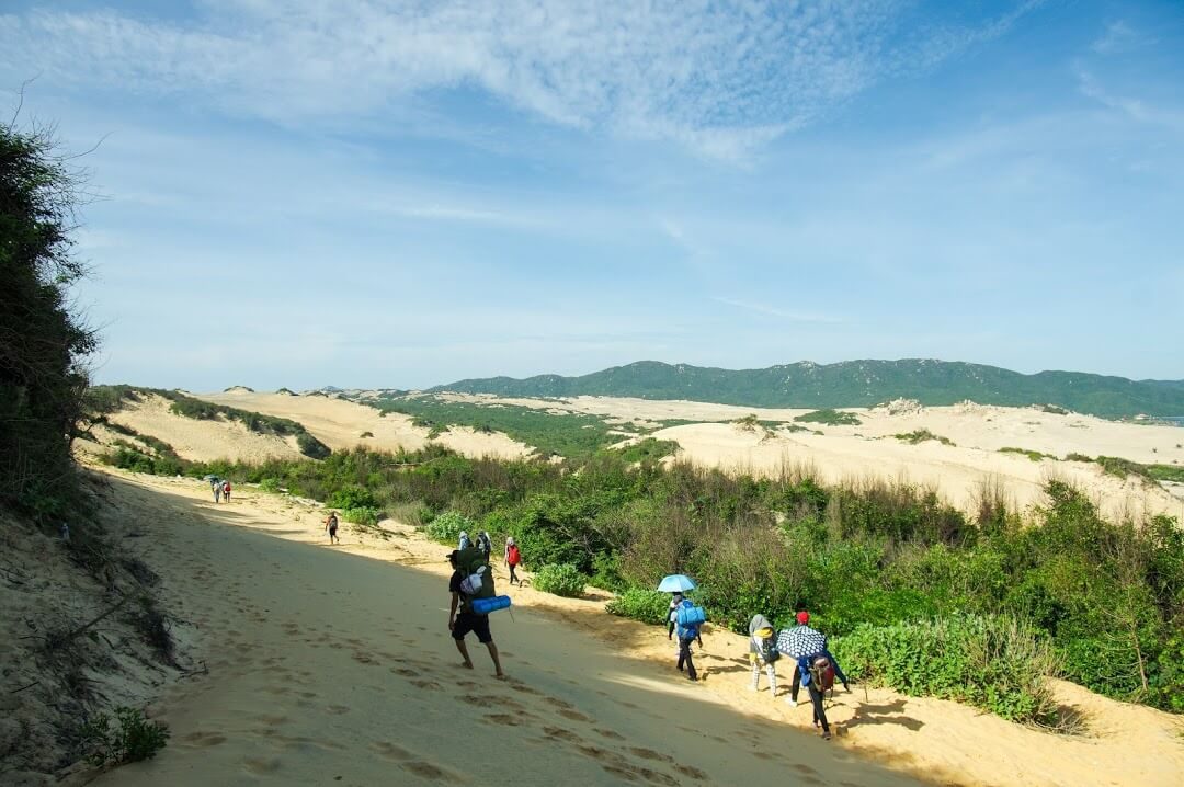 đoàn trekking băng qua sa mạc cát trong tour trekking mũi Đôi cực Đông