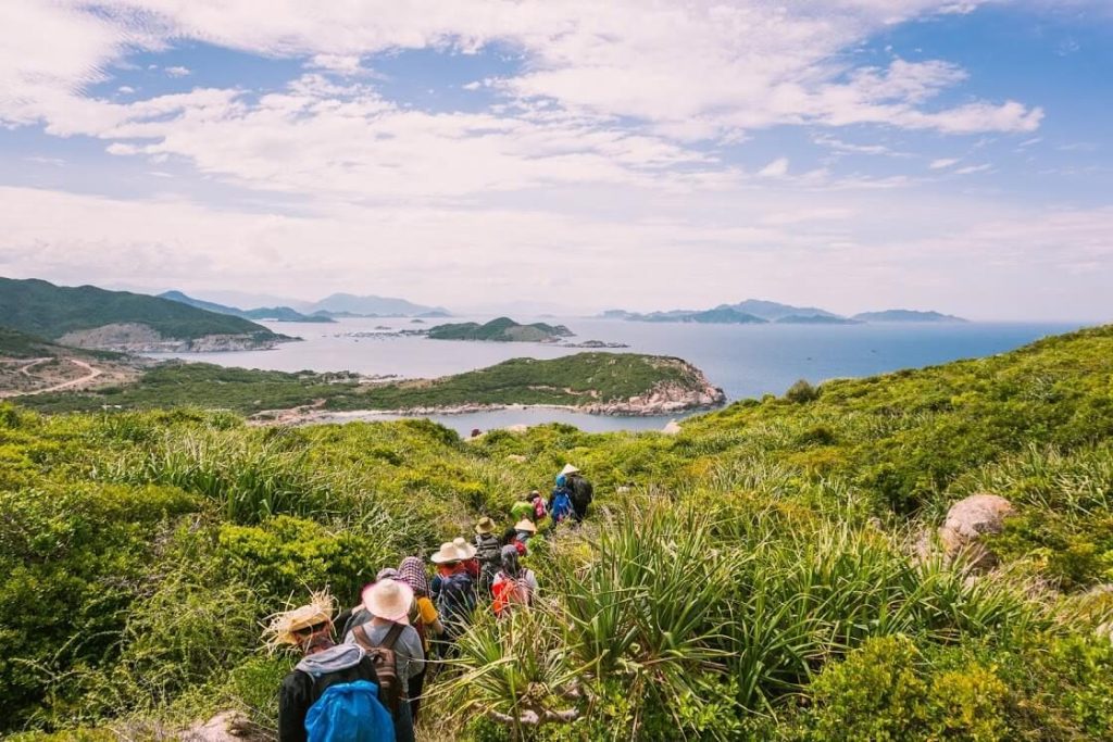 đoàn trekking băng rừng xuống biển