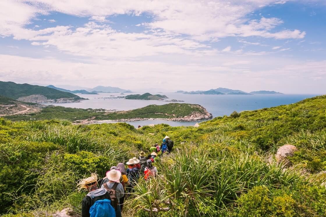 đoàn trekking băng rừng xuống biển