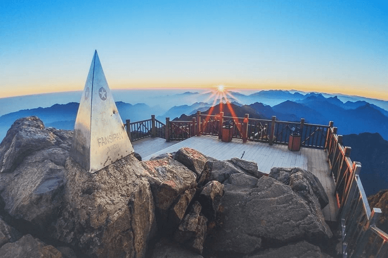 bình mình trên cung trekking miền Bắc Fansipan