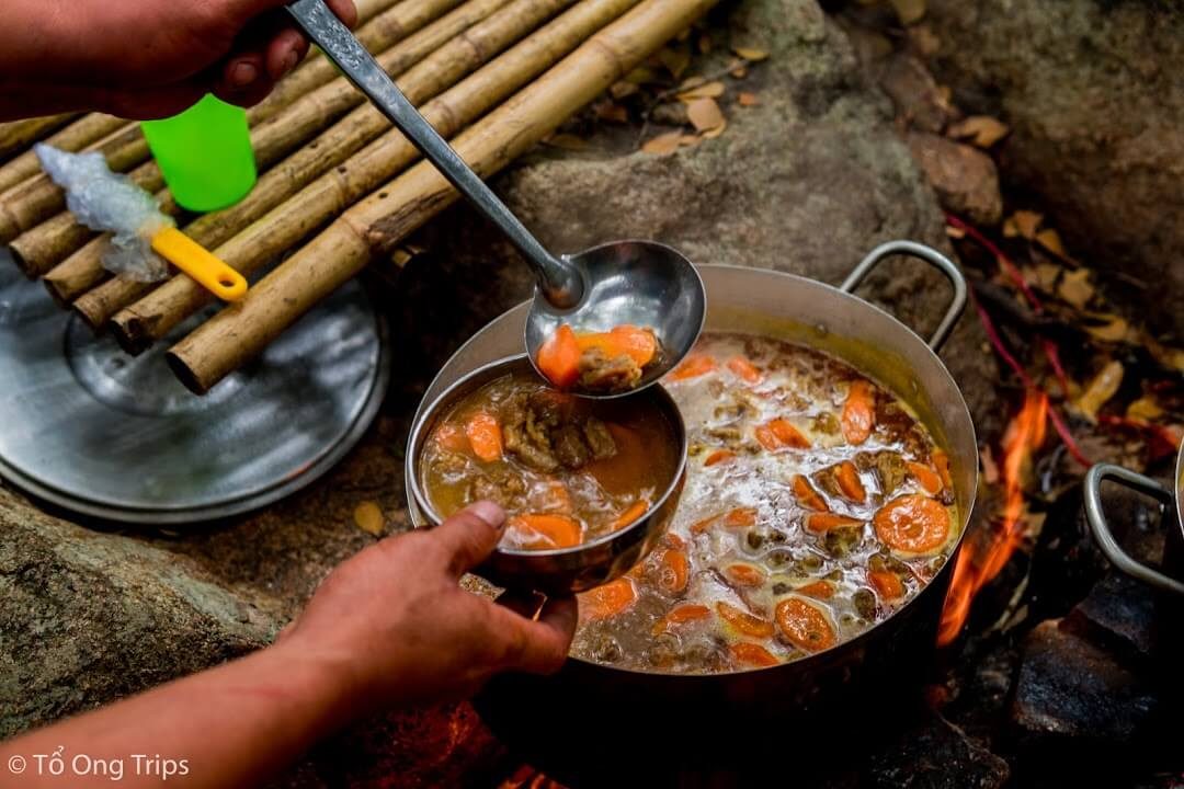 Bữa ăn do chính tay đầu bếp của Tổ Ong Adventure chuẩn bị