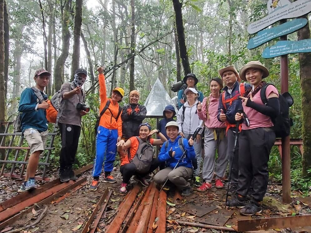 đoàn trekking check-in tại đỉnh chóp Bidoup