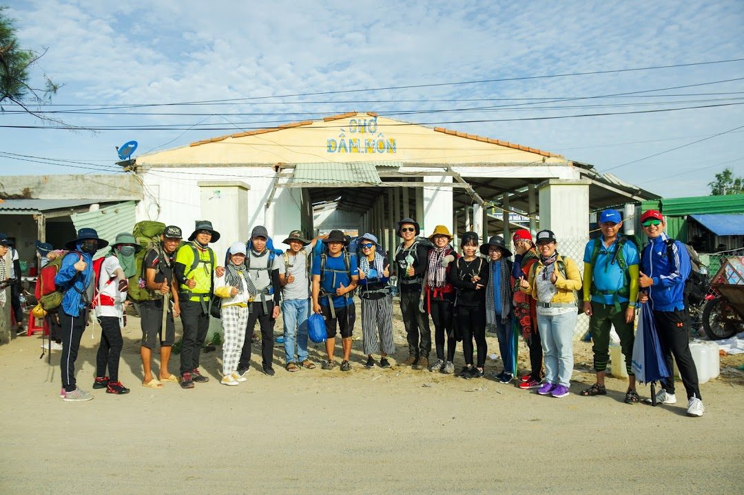 check-in tại chợ Đầm Môn - điểm khởi đầu của chuyến trekking cực Đông