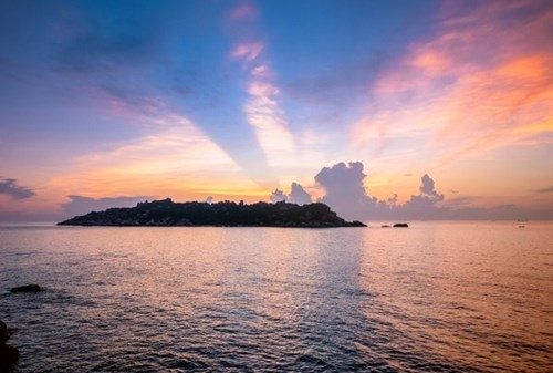 Khoảnh khắc mặt trời mọc nơi đỉnh chóp cực Đông