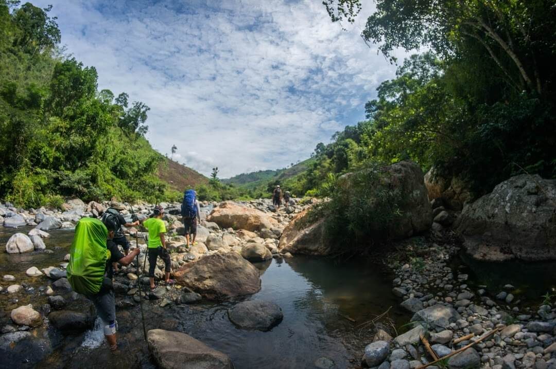 trekking qua các con suối nhỏ trong rừng