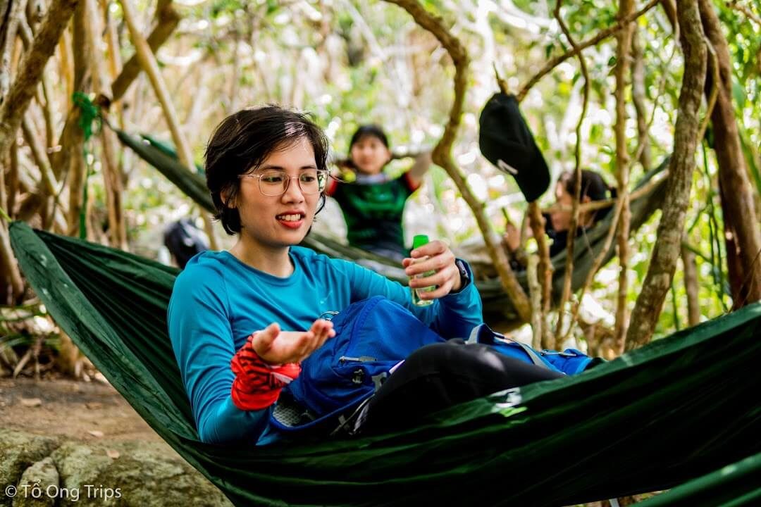 nằm vòng nghỉ ngơi sau đoạn đường đi trekking dài