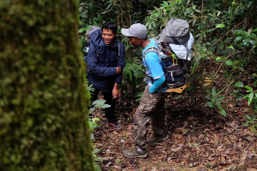 mặc đồ gì đi trekking? - quần áo gọn nhẹ, thấm hút cao