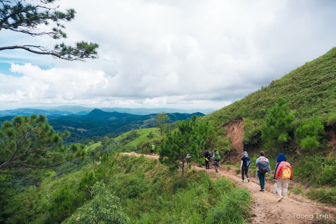 trekking trên những sườn đồi