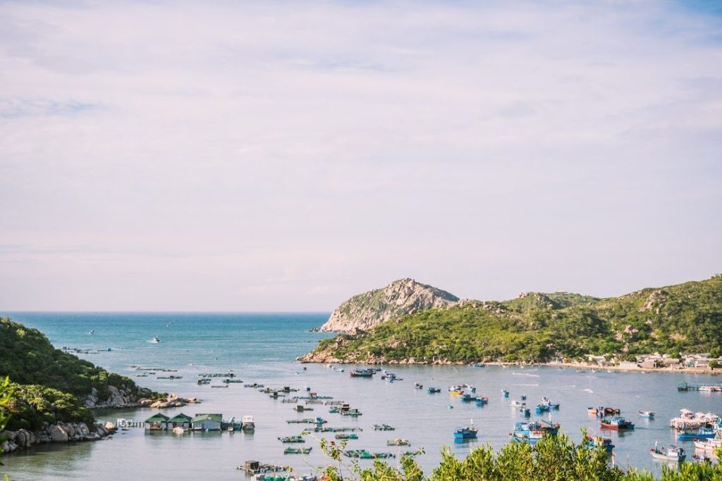 Cảnh vật hùng vĩ dọc đường bờ biển 8 Nàng Tiên