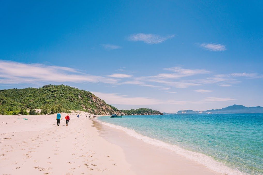 Cát trắng, biển xanh - những chiếc váy óng ánh của các nàng tiên được tô điểm thêm bởi các rặng san hô đầy sắc màu