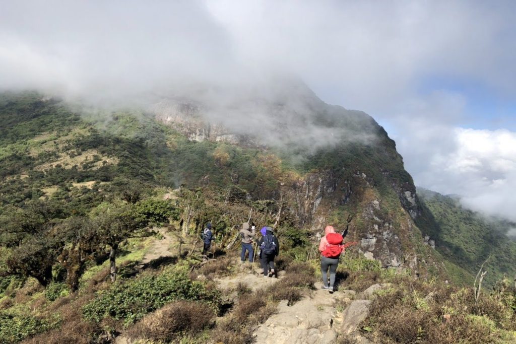 Trekking với nhiều loại địa hình khác nhau hikking