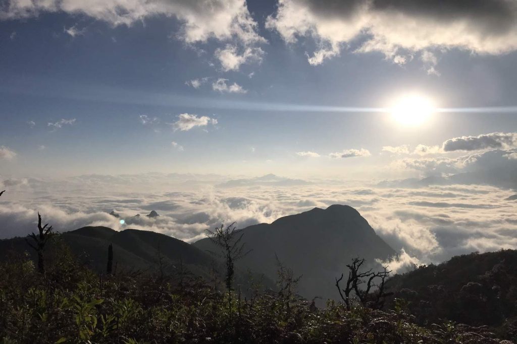 Vẻ đẹp của mặt trời trên mây ở đỉnh Ky Quan San trekking đón bình minh