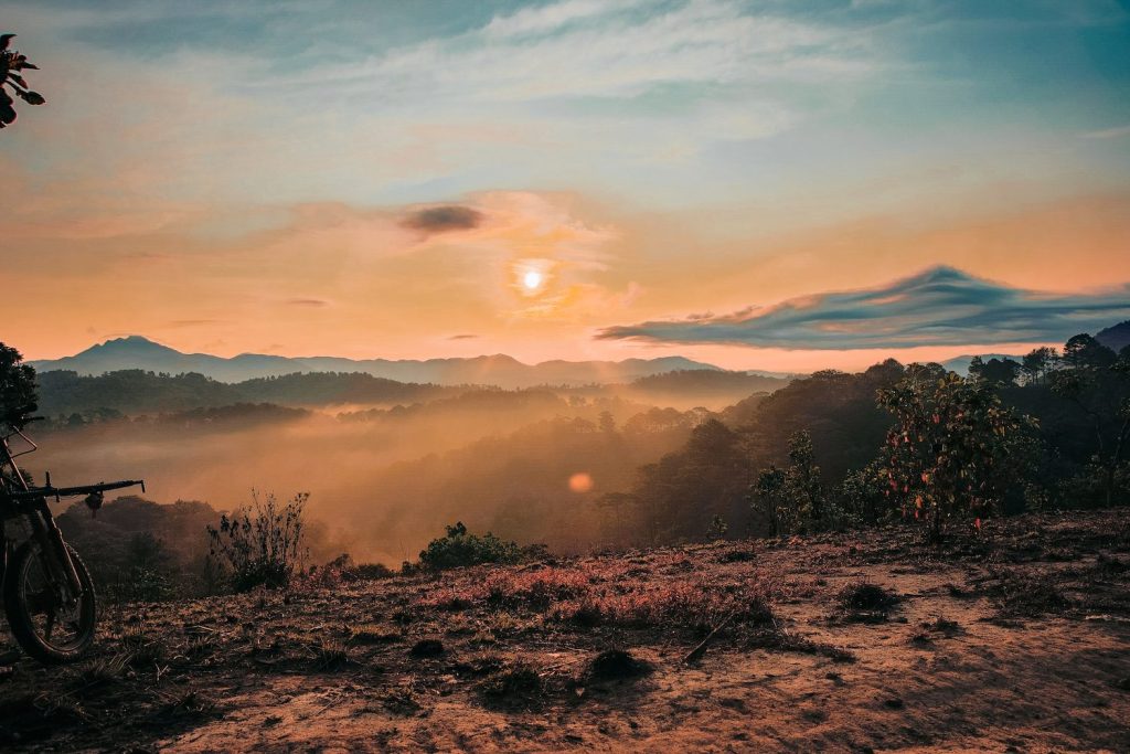 Đón vẻ đẹp hừng đông ló dạng ở núi Tà Năng trekking đón bình minh