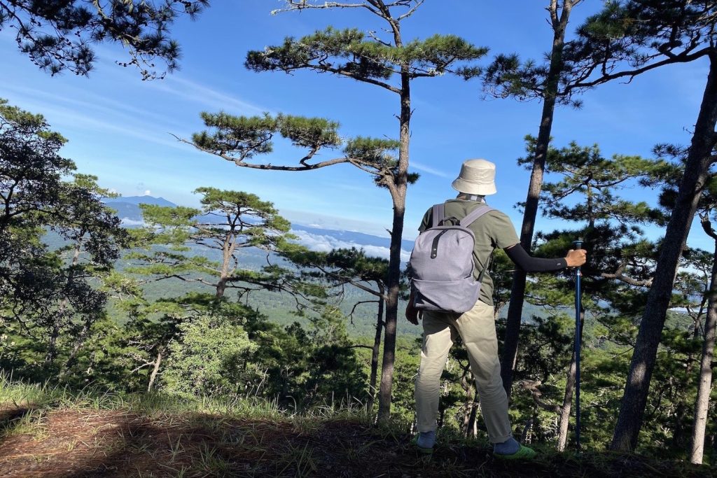 Trang phục phù hợp sẽ giúp bạn thoải mái hơn khi trekking đấy