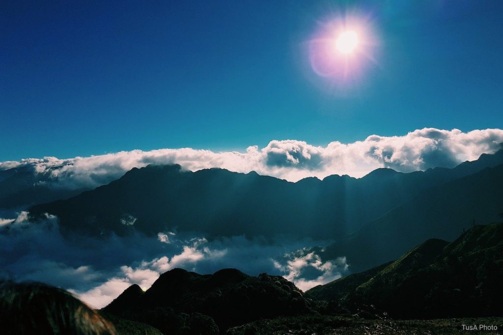 Khám phá vẻ đẹp nên thơ mà hùng vĩ nơi đỉnh Tà Chì Nhù