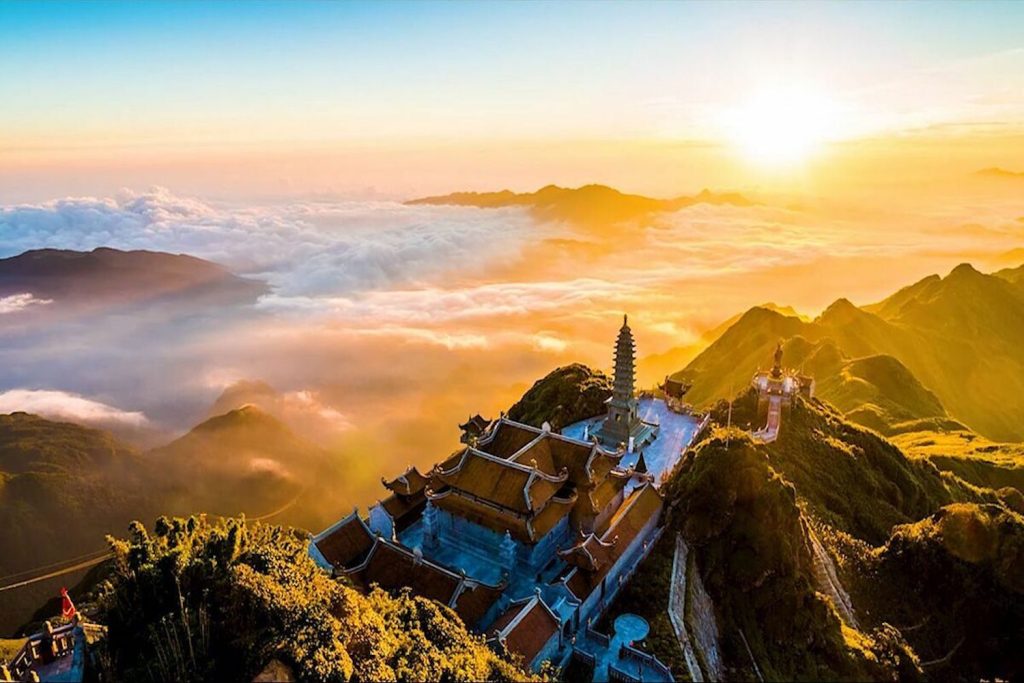 Thành phố trên mây đẹp như một vườn địa đàng
