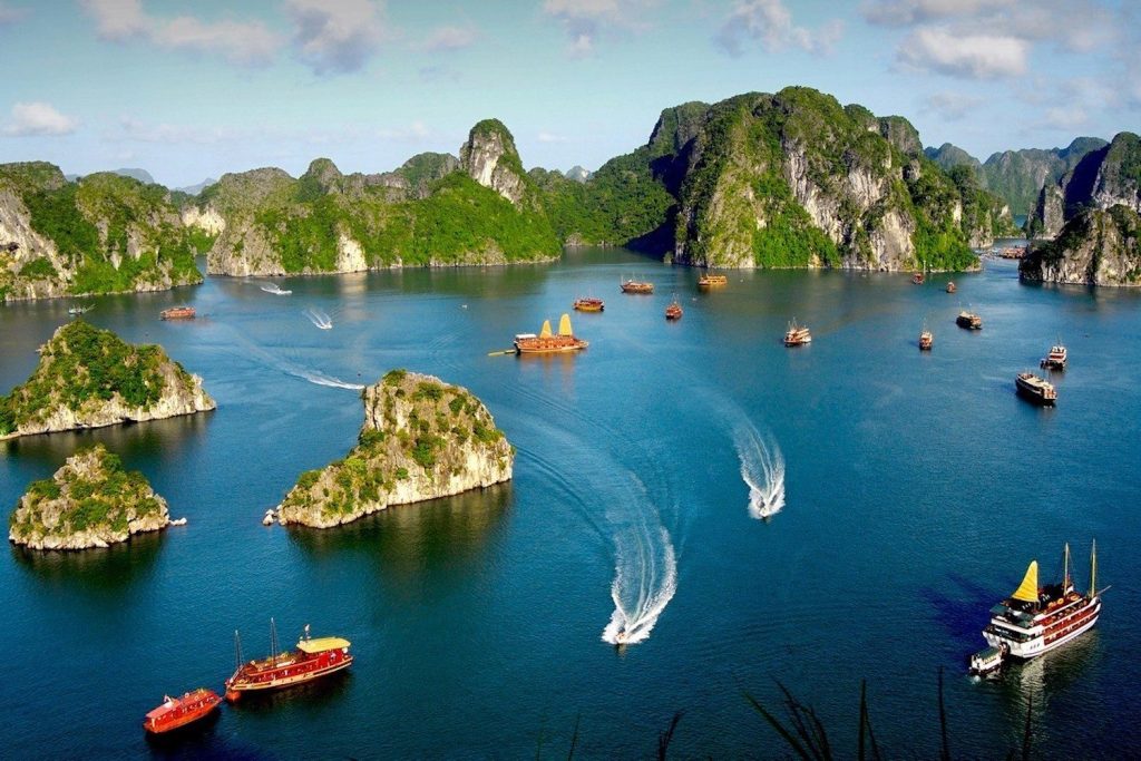 Bức tranh thuỷ mặc khổng lồ của kỳ quan thế giới Vịnh Hạ Long Nguồn: Margaret Cruises