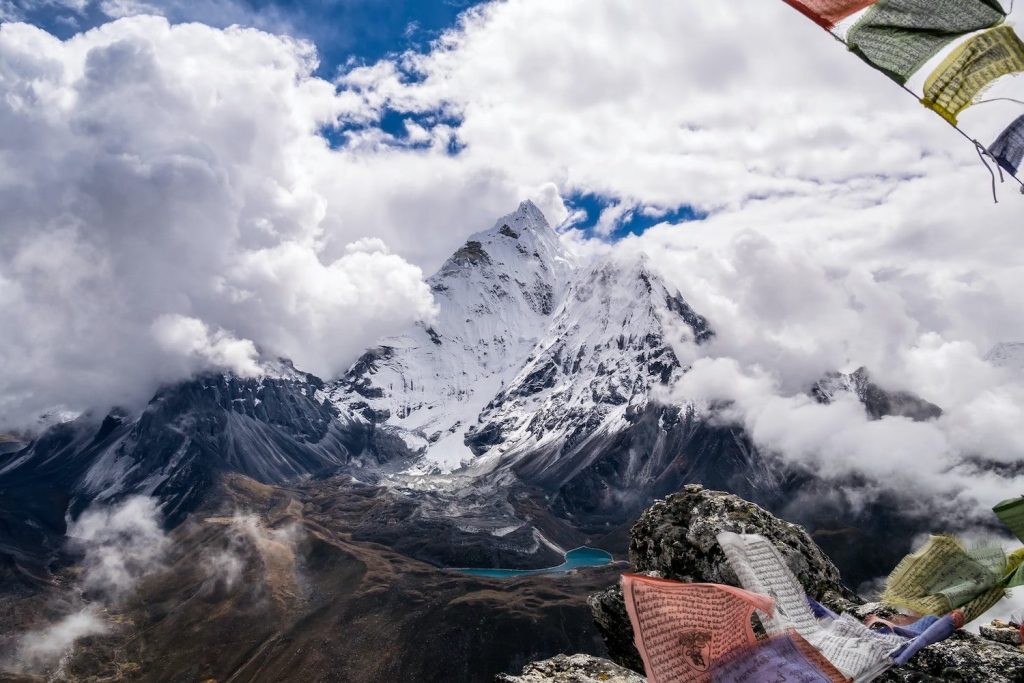 Everest Base Camp - Chặng đường đầu tiên trên con đường chinh phục Everest. By Toomas Tartes