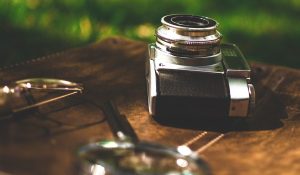 Thay lens cho máy ảnh ở nơi có bóng râm khi đi trekking