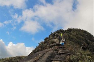 Địa-hình-hiểm-trở-nên-cần-lựa-chọn-trang-phục-gọn-gàng