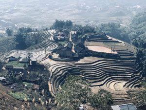 Bản-làng-Tây-Bắc-bên-ruộng-bậc-thang-nhìn-từ-trên-cao