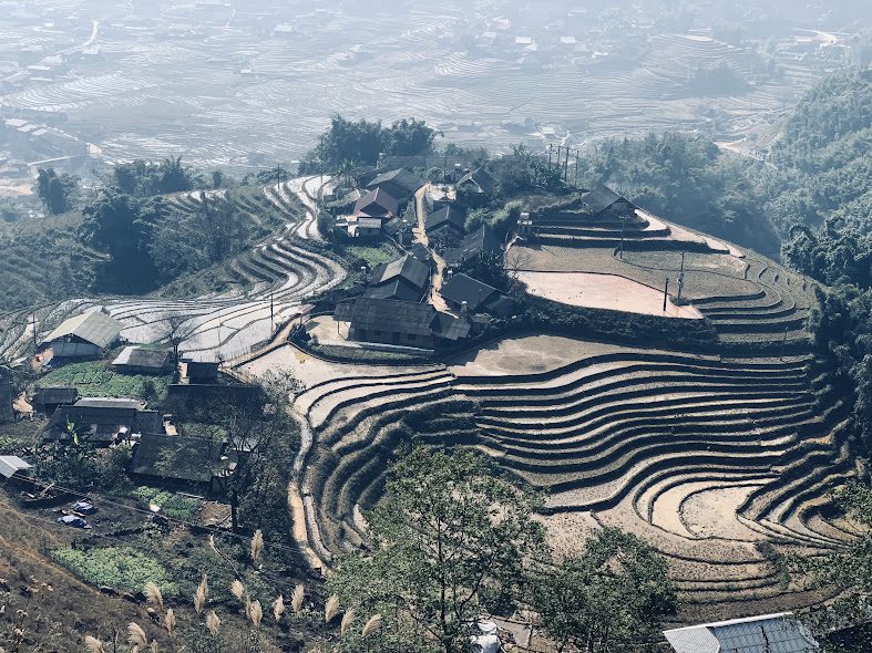Bản-làng-Tây-Bắc-bên-ruộng-bậc-thang-nhìn-từ-trên-cao