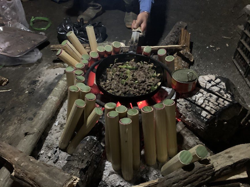 Những-ống-cơm-lam-bên-cạnh-bếp-lửa