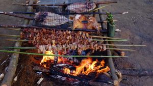Thịt-được-nướng-lên-bằng-những-dụng-cụ-thô-sơ