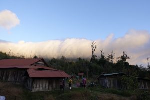 Mây-cuồn-cuộn-như-cơn-sóng-lớn-phía-trên-lán-nghỉ