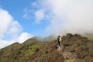 Mây-trắng-vờn-quanh-con-đường-trekking