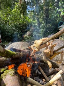Thức-ăn-và-nước-uống-là-hai-thứ-không-thể-thiếu-trong-chuyến-trekking
