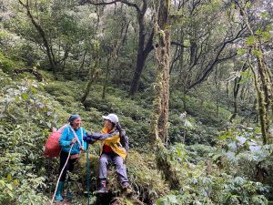 Đường-trekking-Putaleng-có-những-porter-bản-địa-đồng-hành