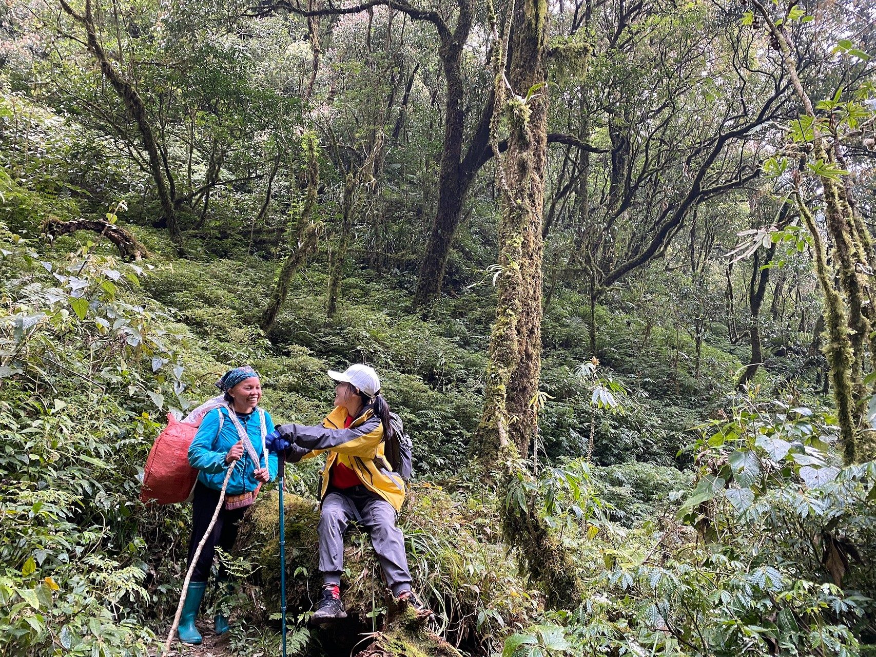 Đường-trekking-Putaleng-có-những-porter-bản-địa-đồng-hành