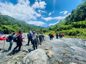 Dòng-suối-trong-vắt-dẫn-đường-Tà-Giang