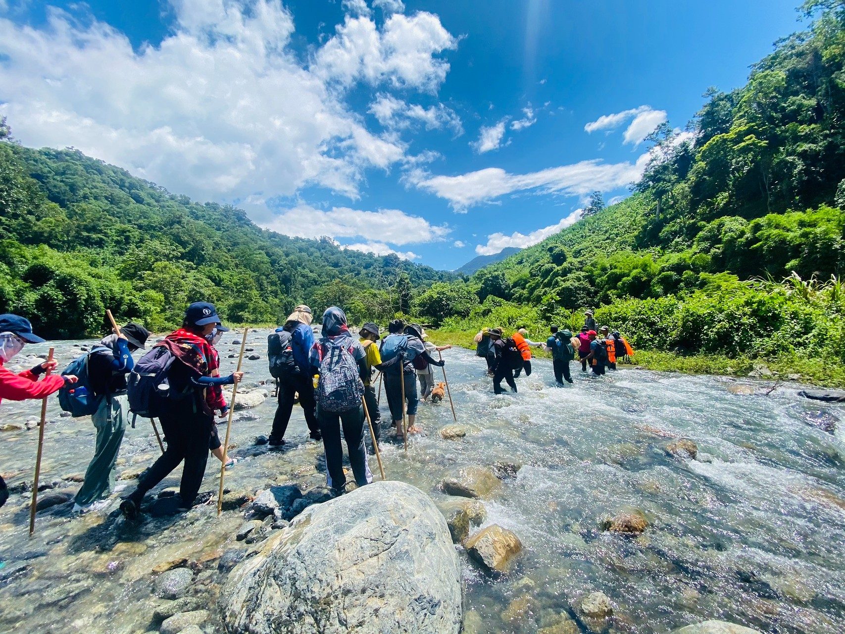 Dòng-suối-trong-vắt-dẫn-đường-Tà-Giang
