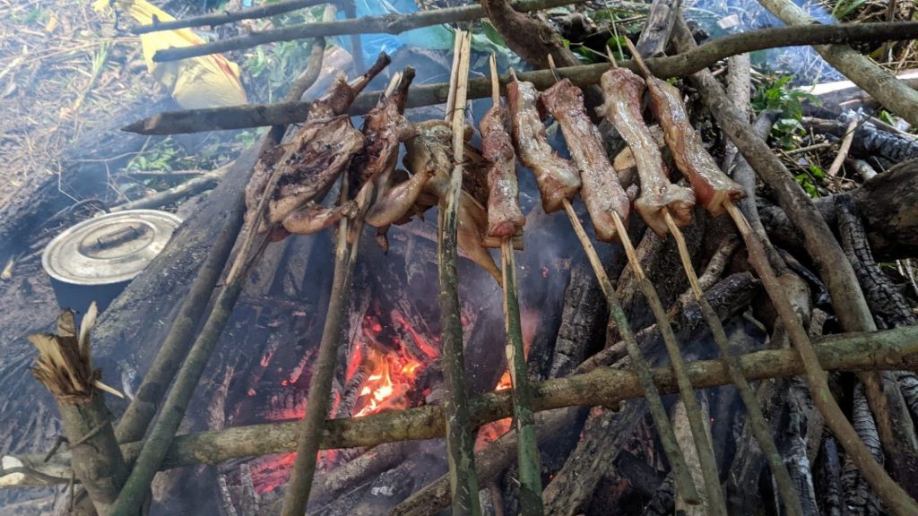trổ tài nấu ăn trong chuyến trekking thác K50