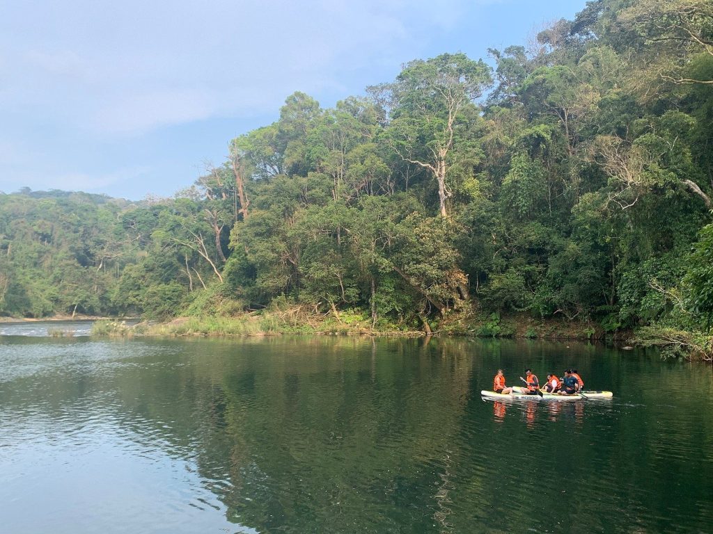 Chèo sup trong chuyến trekking thác K50