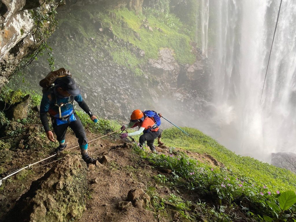 trekking thác K50 với thử thách đu dây