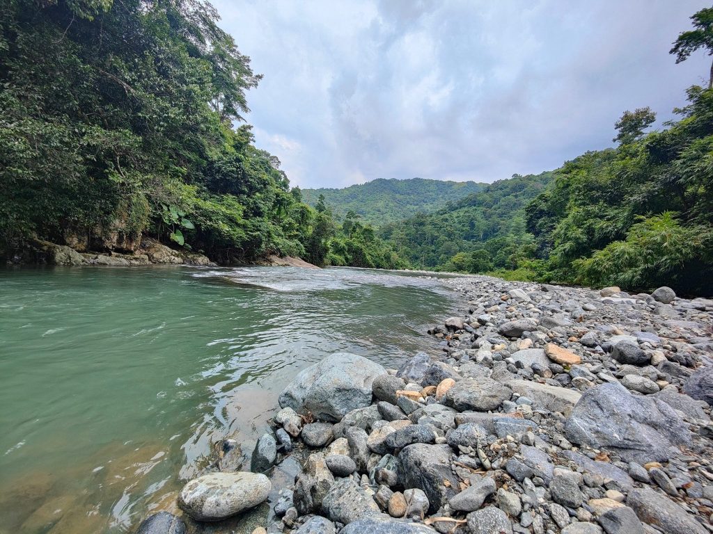 Dòng suối và bờ đá Tà Giang