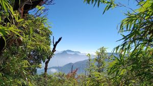 Khung-cảnh-đẹp-như-tranh-vẽ-trên-đỉnh-núi