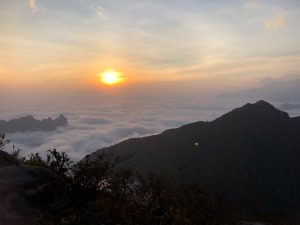 Biển-mây-dày-đặc-cùng-với-ánh-sáng-dìu-dịu 