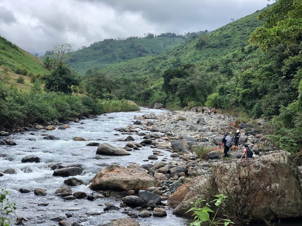 Con suối và bãi đá Tà Giang