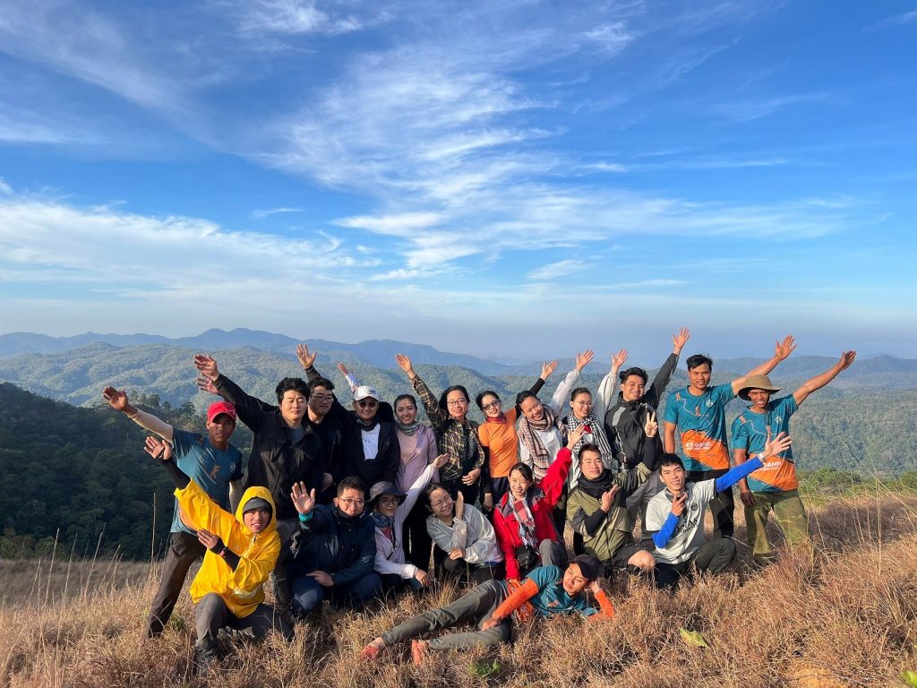 Thành viên của Tổ Ong và các trekker chụp hình cùng nhau