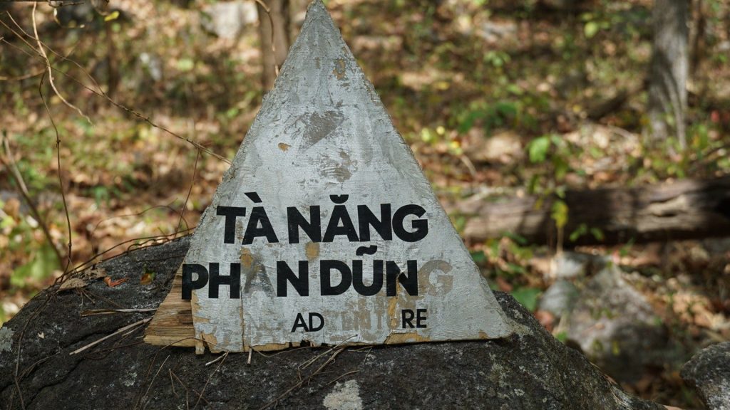 Chóp Tà Năng - Phan Dũng bằng gỗ mộc mạc