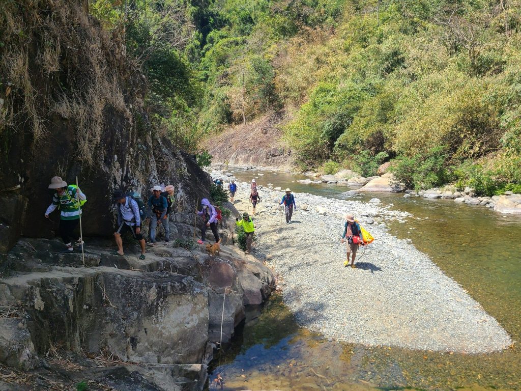 Hiking Tà Giang qua con suối Khế